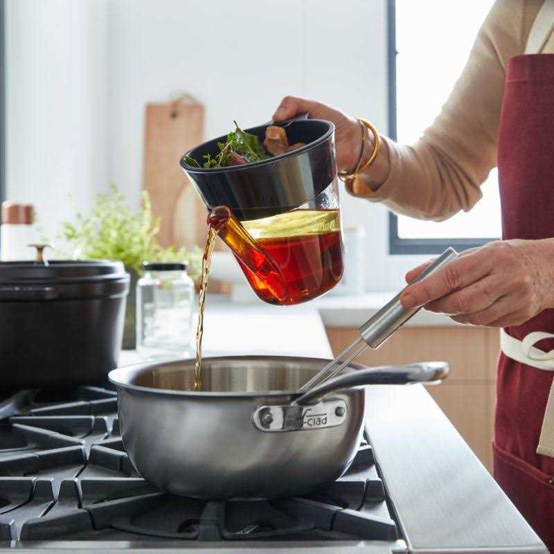 All-Clad d3 Curated 2.5-Quart Saucier With Lid - d3 Curated - Image 4