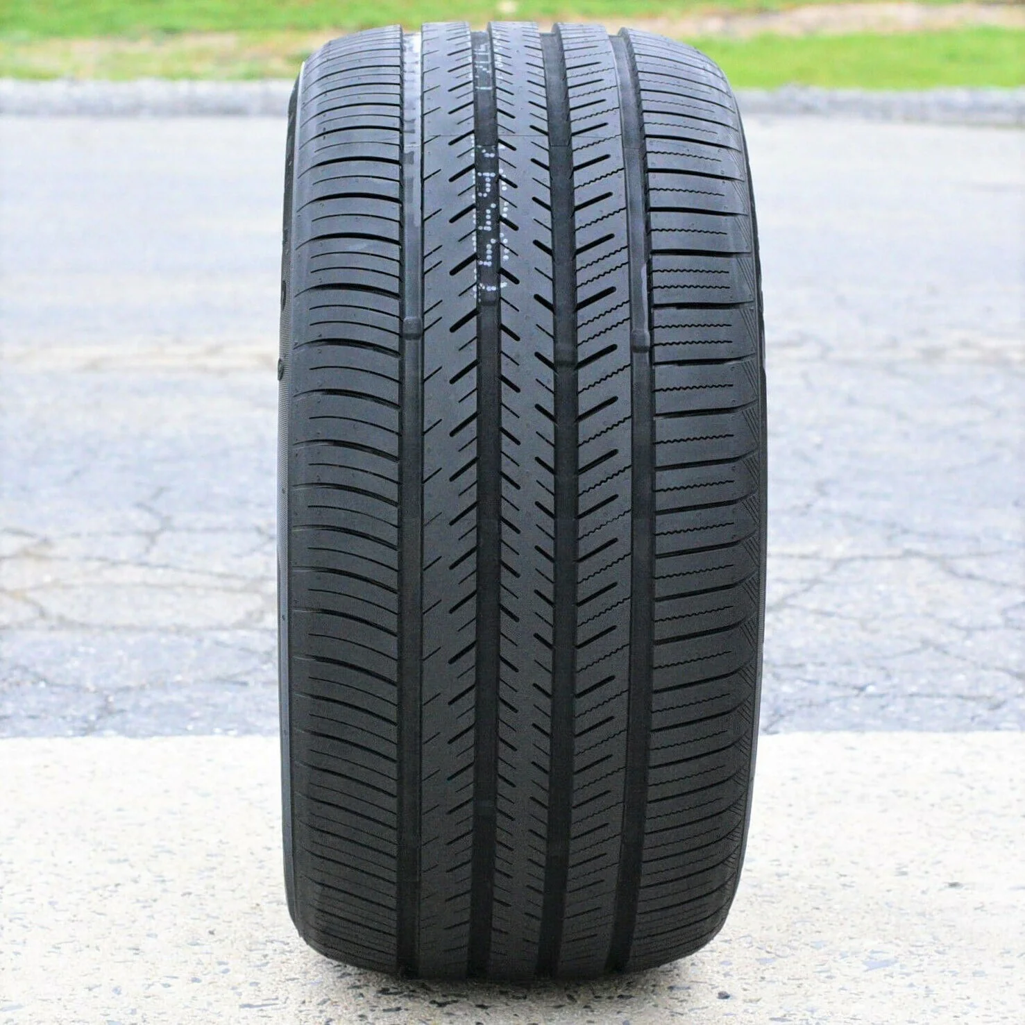 A pair of 2 (2) 255/40R20 101W XL A/S performance tires - Image 5
