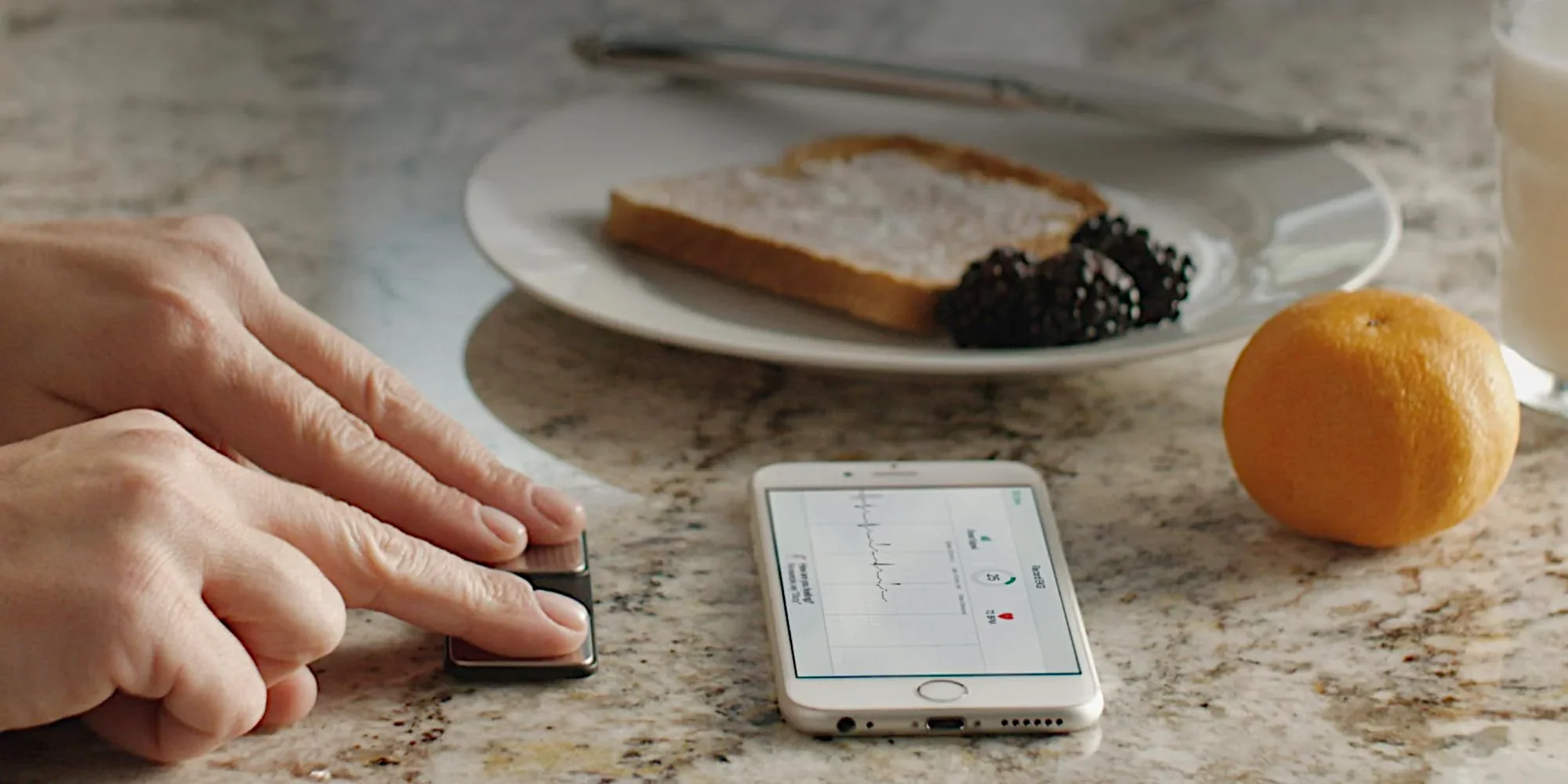 AliveCor KardiaMobile 6L Personal EKG Monitor, Black - KM-6L-E - Image 6