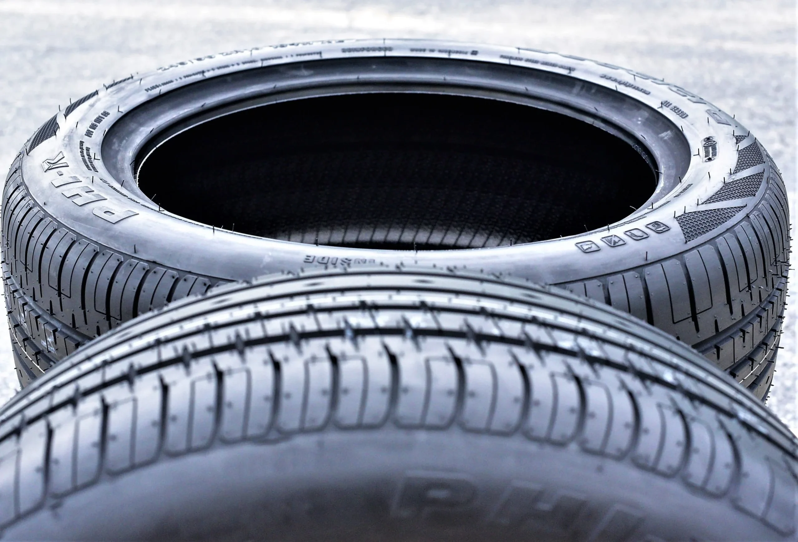 A pair of 2(2) 225/40R20 101W XL AS A/S performance tires - Image 2