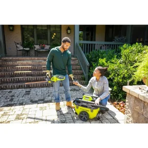 RYOBI ONE+ 18V 22 in Cordless Hedge Trimmer - P2606BTL